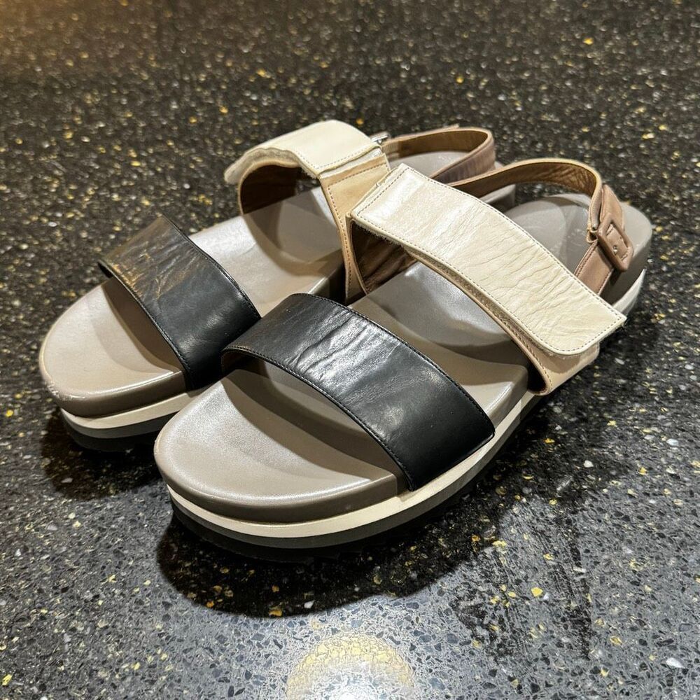 Anyi Lu Sandals Leather contrasting Strap Sandals. Size